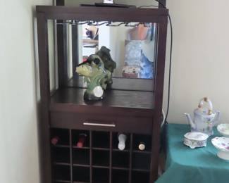 Wine/cocktail cabinet.