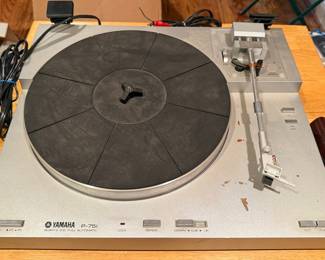 Yamaha P-751 Quartz Direct Drive Turntable