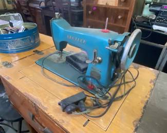 Sewing machine and sewing machine table