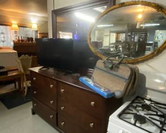 Dresser, gas stove