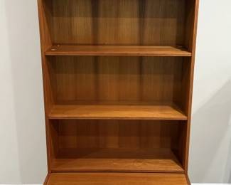 048 Lot 577h Vintage Domino Danish book shelf