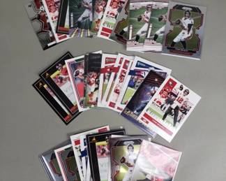 085 Lot 88 Collection of Tom Brady NFL Football cards
