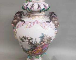 004 Lot 470 Large antique Meissen porcelain urn