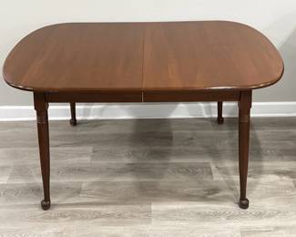 192 Lot 404h Vintage Queen Anne style dining table