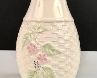 172 Lot 541 Vintage Belleek Pottery Ireland vase