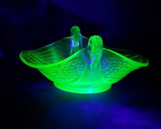 087 Lot 126 1930s Fenton Art Deco double swan uranium glass