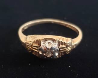 080 Lot 481 14k gold and diamond ring