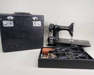 009 Lot 220 Vintage Singer featherweight 221 portable sewing