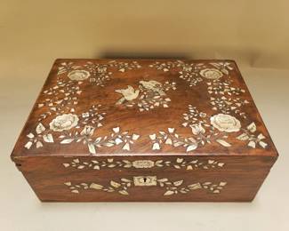 095 Lot 644 Antique Victorian vanity traveling case with