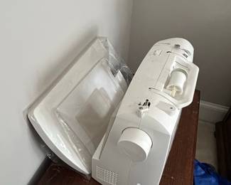 Singer Mechanical Sewing Machine (Late 20th/Early 21st Century)