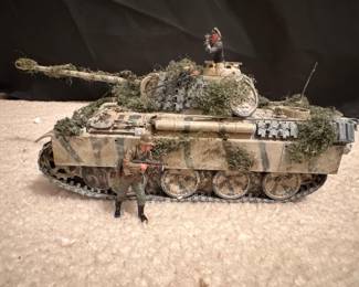 1/35 Scale German Panther Ausf. G Tank Model with Figures and Zimmerit