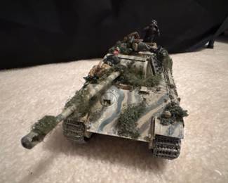 1/35 Scale German Panther Ausf. G Tank Model with Figures and Zimmerit