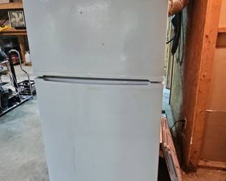 Admiral LTF2112ARW Top-Mount Refrigerator