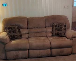 Contemporary Manual Reclining Sofa