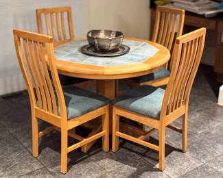 42” Round Oak Dining Table with Inset Tile Top with Four Slat-Back Chairs