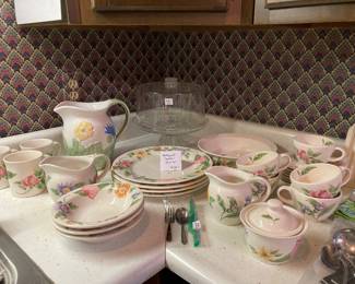 Pfaltzgraff "Daliah" dishes set, cake pedestal and dome