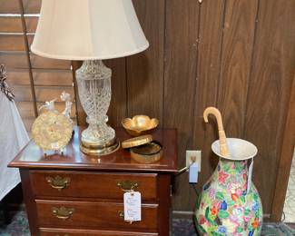 Broyhill three-drawer side chest, crystal lamp, 100-year calendar, large Asian vase