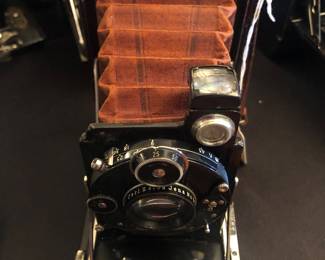 KW Patent Euti folding camera with a cracked glass plate