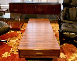 Beautiful Brazilian Rosewood mid-century modern Scandinavian coffee table with a drawer on each end
