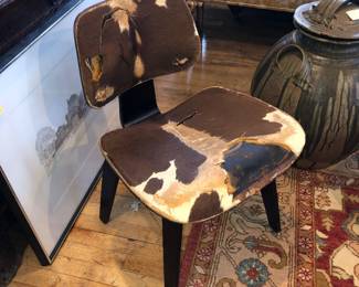 Original cowhide Eames Lounge Chair Wood (LCW) by Charles and Ray Eames, Herman Miller: cowhide in poor condition