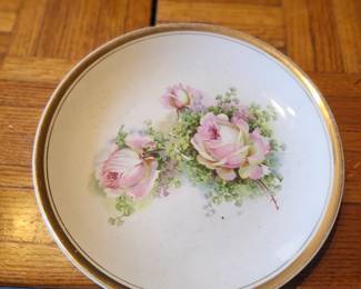 Vintage Royal China "Colonial Homestead" Serving Bowl – Pink Rose Pattern  Beautiful vintage serving bowl by Royal China in the sought-after Colonial Homestead pattern. Features delicate pink roses with soft green foliage, a gold-trimmed rim, and classic American craftsmanship. This timeless piece is perfect for collectors of vintage dinnerware or as an elegant serving or display bowl.  Manufacturer: Royal China Company Pattern: Colonial Homestead Approximate Year: 1940s–1950s Made In: Sebring, Ohio, USA Condition: Good vintage condition with minor wear consistent with age. Gold trim shows light wear. No major chips or cracks visible. Please review photos carefully. Suggested Estate Sale Value Price: $15 Excellent Condition  Shipping  Buyer pays actual shipping. Local pickup is also available