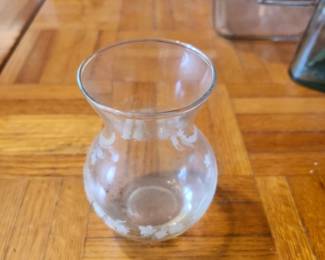 Vintage Clear Glass Bud Vase  Simple and elegant vintage clear glass bud vase featuring a classic bulb-shaped body with a flared rim. Perfect for displaying fresh flowers, dried arrangements, or as a decorative accent in any home. Its timeless design complements farmhouse, cottage, traditional, and modern décor styles.  Ideal for a windowsill, dining table, bookshelf, or centerpiece, this versatile vase is both decorative and functional.  Features:  Vintage clear glass Classic bulb-shaped design Flared opening Perfect for fresh or dried flowers Decorative home accent  Approximate Year: 1960s–1980s  Condition: Good vintage condition with light wear consistent with age. No major chips or cracks visible. Please review all photos for condition.  Estate Sale Price  $8.00  Shipping  Buyer pays actual shipping. Local pickup is also available.  EstateSales.NET Title  Vintage Clear Glass Bud Vase – Classic Floral Display Vase