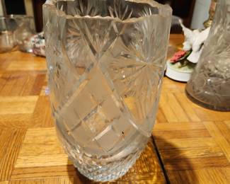 3. Book-Shaped Mantel Clock Decorative quartz clock. Value: $20–40 Estate sale: $10–20