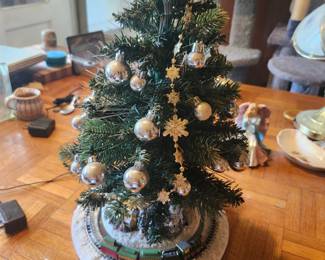 Thomas Kinkade Holiday Sparkle Tabletop Christmas Tree – Bradford Exchange  Price: $75  Thomas Kinkade "Holiday Sparkle" color-changing fiber optic tabletop Christmas tree from Bradford Exchange. Features moving train, lights, and music playing 8 Christmas carols.  Condition: Good working condition with light wear. See photos.  Estimated Value:  Estate Sale: $75 Online: $90–125 Antique/Gift Shop: $125–160  Buyer pays shipping or local pickup available.