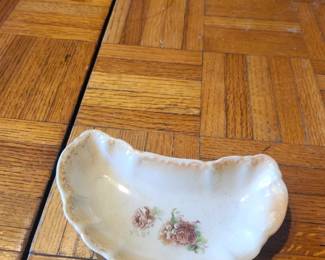 Vintage Japanese Porcelain Shell Trinket Dish  Delicate vintage porcelain shell-shaped trinket dish featuring a scalloped design, soft ivory glaze, hand-decorated floral motif, and gold-accented edges. Made in Japan, this charming dish is perfect for holding jewelry, keys, coins, or other small treasures. It also makes a beautiful decorative accent for a vanity, dresser, or coffee table.  Features:  Vintage Japanese porcelain Shell-shaped design Hand-decorated floral center Gold-accented edges Ideal for jewelry, rings, coins, or display Made in Japan  Approximate Year: 1940s–1960s  Condition: Good vintage condition with light crazing and age-related wear consistent with vintage porcelain. Please review all photos for condition.  Estate Sale Price  $15.00  Shipping  Buyer pays actual shipping. Local pickup is also available.  EstateSales.NET Title