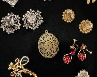 Lot 79: Assorted Vintage Costume Jewelry 