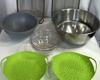 Lot 121: Mixing bowls, colanders, glass bowls, and dish-drying racks
