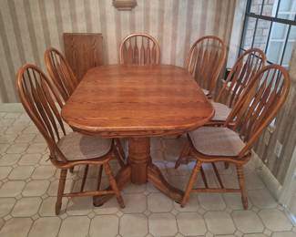 Oak Diiner Table with 6 Chairs
