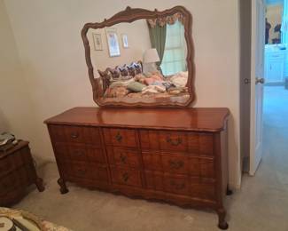 Ladies Dresser w/Mirror
