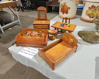 MINIATURE DOLL FURNITURE