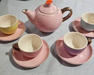 TEA POT / CUPS / SAUCERS SET