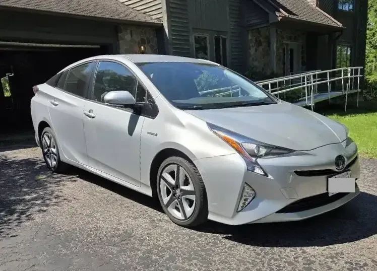  01 2016 Toyota Prius Hybrid Leather