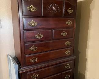 Matching chest of drawers