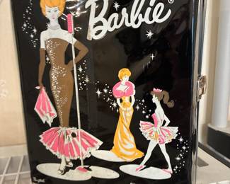 Great Barbie closet, with only Barbie inside!?
