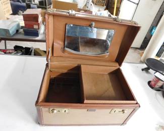vintage beauty travel case