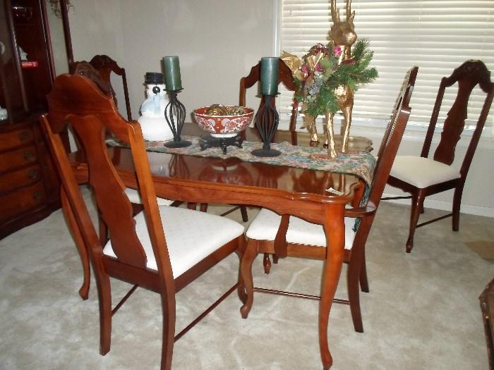 nice dining table w/leaf & 6 chairs