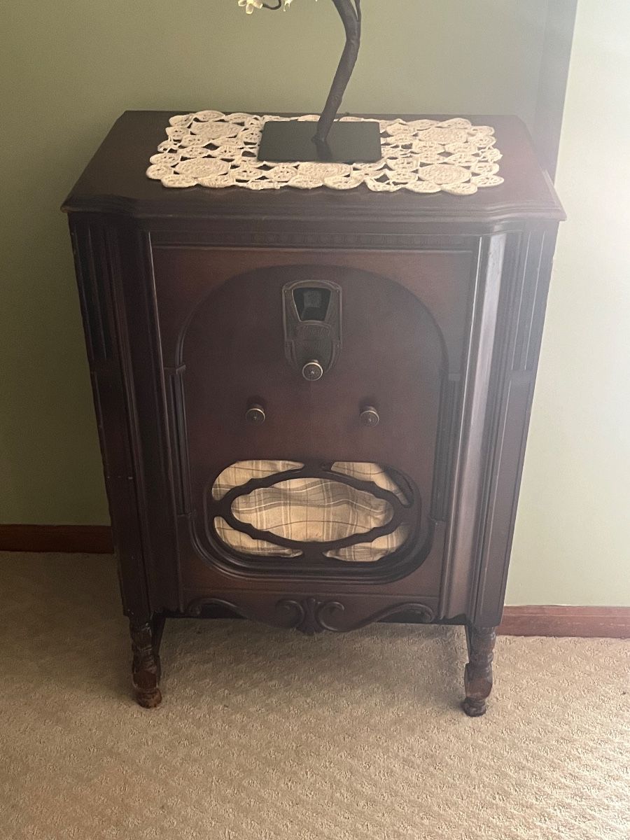Old radio: doesn’t work but looks good. 