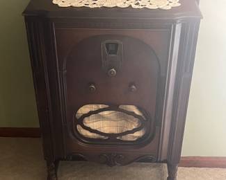 Old radio: doesn’t work but looks good. 