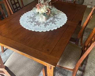 Dining room table with 6 chairs- no scratches or dings 