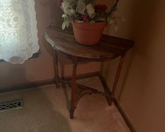 Side table and decorations 