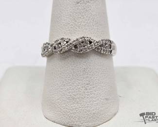 803  10kt White Gold with Diamonds 2.9g