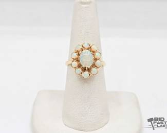 715  14kt Gold Ring With Opals 5.0g