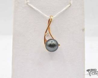 724  14kt Gold Pendant with Diamonds 3.8g