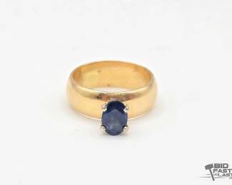 712  14kt Gold Ring with Sapphire 4.8g