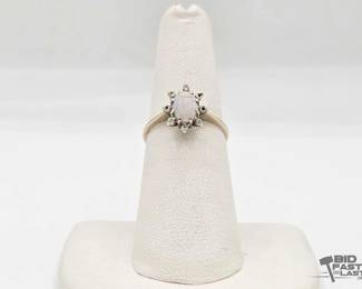 742  14kt White Gold Ring with Opal and Diamonds 1.9g