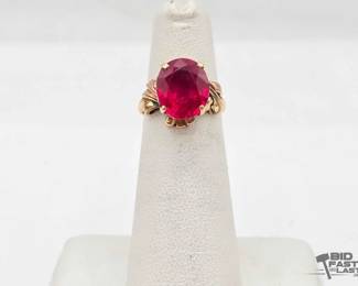 800  10kt Gold Ring with Ruby 3.9g